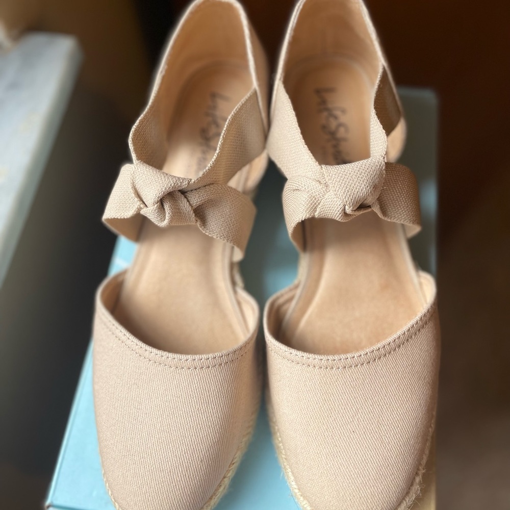 9wide..NEW, never worn…Life Stride Toupee/khaki wedge.Great for a Spring/Summer!